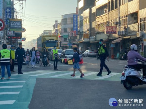 
外埔警分駐所強化校園安全，勤增治安巡邏、護送學童安全過馬路，全面守護學童營造友善學習環境。（記者陳榮昌攝）


