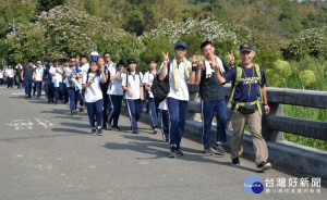 大華中學舉辦健行淨山活動，讓面臨升學考試的國三學生藉此得以強健體能、緩解壓力、建立信心。