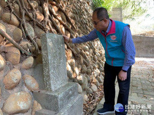 

清朝乾隆皇帝破地理防台灣出真主，大安區農會總朝事蔡建宗會勘神秘墓、蜈蚣堤遺蹟，研製雙龍泉水交匯的雙龍米號稱皇帝御米。（記者陳榮昌攝）
