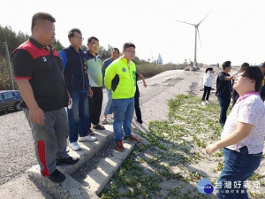 
市議員施志昌為解決大安海堤北側的五甲漁港沙灘受侵蝕，淤積，昨日邀集相關官員與民眾會勘，獲水利局允諾年底進行工程發包，明年竣工。（記者陳榮昌攝）
