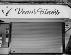 Venus Fitness健身房在2020年9月10日起無預警歇業，因仍有部分消費者未獲退款，故台北市府法務局23日發布消費警訊，提醒刷卡購課之消費者速向發卡銀行提起爭議帳款賠付申請；現金購課者速向法院聲請核發支付命令，以保障權益。（圖／翻攝Venus Fitness Facebook）