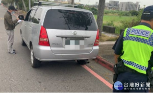 嘉義區監理所與警方在嘉義高鐵站附近查獲白牌車載客／陳致愷翻攝