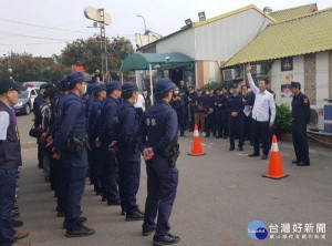 雲林縣警局為穩定轄區治安環境，局長朱宗泰親自督導實施「啟動快速打擊犯罪部隊」併同車辨系統攔截圍捕警力演練，宣誓不容挑戰公權力。