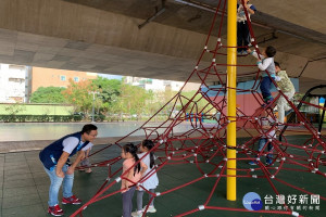 龍潭親子景點「舞動園區」暗藏危險，桃園市議員林昭賢親往現場查看了解。