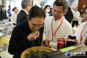 客委會副主委鍾孔炤品聞日新茶園茶香。