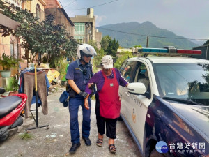 酒醉婦人躺路邊　警護送返家（圖／里港分局）　