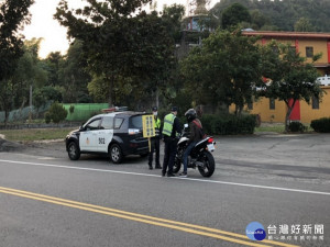 太平警方在山區長龍路大執法。林重鎣攝