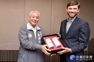 桃園市副市長高安邦贈伴手禮予蒞桃參訪的駐台使節。