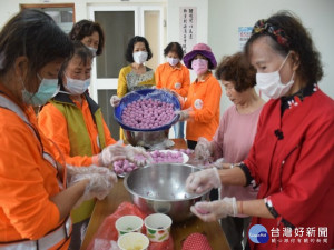 

外埔區中山社區舉辦「中山黃金稻浪節」，社區婦女製長長丸子供賓客品嚐、馬嗚國小跳舞、信望愛大甲社區早療服務據點在場宣導，場面顯出濃濃親子味。（記者陳榮昌攝）