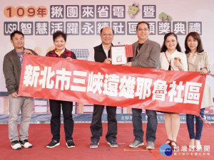 環保局28日與致理科技大學共同舉辦屋頂農場與建物綠化成果發表及交流活動，會中副局長張旭彰分別頒獎表揚揪團來省電績優單位