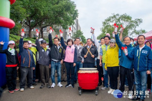 鄭市長手持鼓棒擊鼓，和與會貴賓共同宣布健走活動開始
