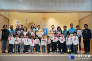 客家局代理局長戴興達、教育局長林明裕、龍潭幼兒園長葉玉嬌、平鎮幼兒園長羅君玲及與會貴賓共同宣布龍潭、平鎮2間幼兒園成為客語沉浸式教學示範幼兒園

