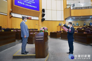 桃園市新屋區民進黨籍議員陳睿生在桃園地方法院庭長張益銘監誓中宣誓就職。