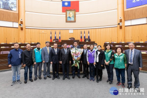 桃園市新屋選區市議員陳睿生宣誓就職，桃園市長鄭文燦到場觀禮並表達祝賀。