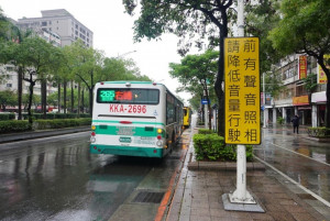 為有效嚇阻噪音車擾寧問題，環保署宣布「聲音照相-科技執法」將於2021年元旦上路，針對高噪音車輛超標直接開罰，搭配經「三重認證」品管合格的取締設備以及「雙重把關」案件品保管控機制，未來高噪音車輛超標即拍即抓。（圖／行政院環保署）