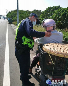 老翁因身體不是受困於返家途中，臺西警方適時給予暖心關懷及協助，家屬對於警方為民服務的熱忱，深表肯定讚許。