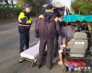 崙豐派出所警員獲報民眾路倒，馳赴現場做出妥善處置，獲得家屬萬分感謝，亦對警方積極為民服務精神與態度，深表肯定讚許。