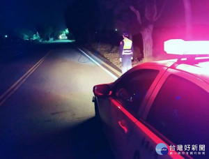 崙豐所警員獲報158甲公路疑有電線掉落，火速趕往現場警戒及通報台電派員維修，防止民眾路過時發生危害。