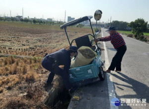 雲林縣警局保安隊小隊長黃文南及警員賴森洲執行勤務時，巧遇農民駕駛農用搬運車不慎受困溝渠旁，立即伸援協助脫困，深獲老農感激與肯定。