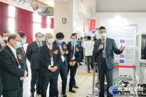 桃捷公司於「109年鐵道產業維修商源說明會」展出安全輔助系統研發成果，交通部鐵道局長胡湘麟等人於現場參觀了解。