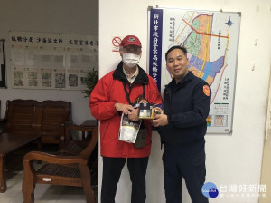  80歲胡姓老翁為了要答謝警方辛苦逮捕詐騙集團犯嫌，並幫他找回遭詐的20萬元現金，因此專程來沙崙派出所感謝奮力緝兇的警察同仁們