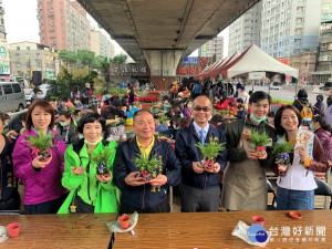 板橋區長范姜坤火、議員劉美芳、王淑慧、戴瑋姍等出席板橋區公所於板橋花市舉辦「2020板橋花市聖誕同樂會」活動