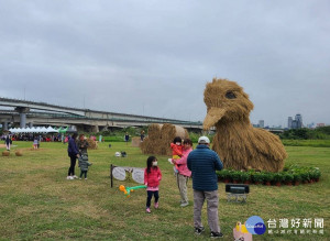 新北鴨鴨公園地景藝術展5日正式開展，巨大的鴨鴨地景換上活力新裝，3米高的立體稻草小鴨跌坐在地上的調皮模樣，讓人感受到鴨鴨一家活潑的氛圍