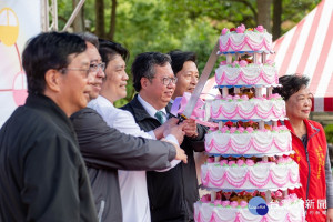 桃園市牙醫師公會70周年慶，桃園市長鄭文燦與理事長黃國光等人共同切下生日蛋糕。