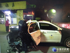 老翁寒夜中呆坐路旁輪椅上，龍潭暖警協查身分助返家

