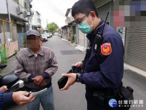 警方協助迷路老翁。林重鎣攝