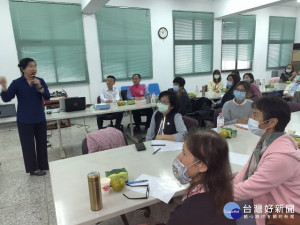 

臺中市農會舉辦中市田媽媽養成培育研習活動，餐飲業名教授楊鵑華為三十餘位田媽媽班指導員講解經營、品牌、環境衛生及特色產品的經營觀念，並參觀肉品市場有效的經營及管理。（記者陳榮昌攝）