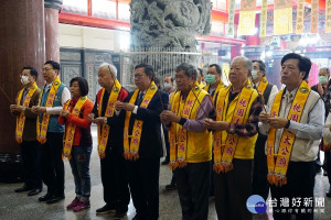 桃園市長鄭文燦於桃園姜太公廟上香祈求疫情退散、台灣平安。