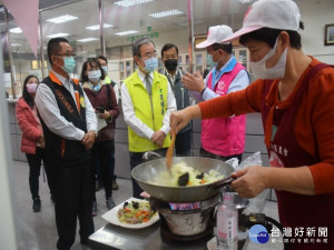 

農糧署署長胡忠一八日上午視察大安區農會飛天豬生活館「農民直銷站」，總幹事蔡建宗介紹金磚米特質包裝及用途。參觀家政媽媽用產銷履歷豬肉料理高麗菜，直說真香又安全。（記者陳榮昌攝）
