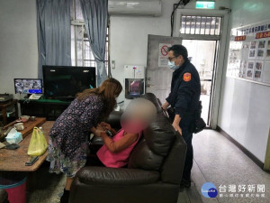 8旬婦路上迷航　警細心查證住址協助返家（圖／苗栗分局）