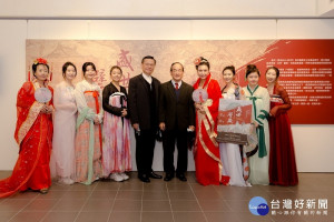 桃園中原大學藝術中心號召八位師生一起換裝同樂，在校園中大展唐代風采，圖左五依次為社團法人中華翰維文化推廣協會陳春霖理事長、中原大學李夢輝副校長、藝術中心陳敏慧主任。