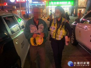 警方協助迷路老翁。林重鎣攝