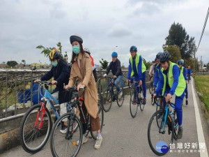 
大甲區日南國中與國立暨南大學合辦「山南日南─山與海的交會-跨文化推廣營隊」,多國外籍學生騎自行車輕旅行。（記者陳榮昌攝）