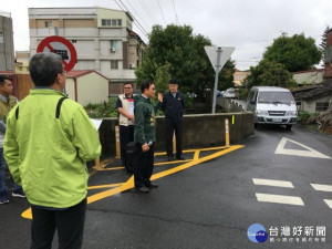 

外埔國中外埔路近中山路口道路狹窄，車禍頻傳，市議員吳敏濟舉辦會勘，爭取408萬元經費將水利溝加蓋並拓寬道路。（記者陳榮昌攝）