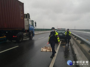 台西分局警員獲報臺61快速道路橋頭段遺留許多大型輪胎皮及多塊木製棧板，阻礙車輛通行，警方立即趕往實施交管，並排除掉落物，以維用路人安全。