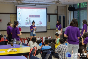 服務學習種籽團成員透過環保營隊帶領新住民二代兒童瞭解環保重要性