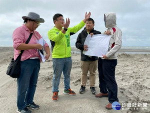 
大安五甲漁港一帶，每年吹起強勁東北季風，讓住戶苦不堪言。市議員施志昌邀集臺中市政府農業局官員會勘，農業局允諾種植九千株的濱海植栽，三年可培育成林抵禦強風。（記者陳榮昌攝）

