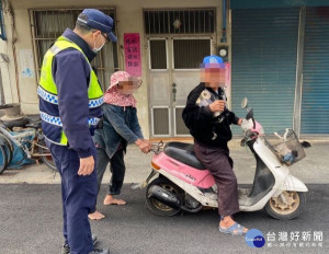 北港警分局蔦松派出所所長吳鎮尼、警員許孟唯巡勤發現老夫婦因機車沒油受困返家途中，立即找來油料將機車油箱加滿，並護送平安返家。