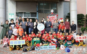 飛沙國小參加教育部全國民俗體育競賽，榮獲臺灣獅男女混合多獅組等八項冠軍，縣長張麗善、四湖鄉長蘇國瓏等蒞校道賀，帶給孩子支持與鼓勵。