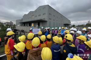 桃園市政府水務局號召大小志工朋友「幫魚兒搬新家」，活動進行前簡報。