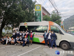 和平國中學生興奮搭乘台灣觀巴