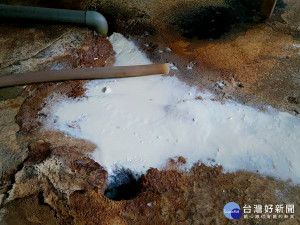 板橋區大觀路1段巷內的豆干工廠，製造過程及清洗作業所產生的廢(污)水未經妥善處理，逕由場內排水孔流出，環保局依法告發，最高可裁處新臺幣300萬元罰鍰。