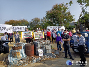 抗議河川地被倒有毒垃圾。林重鎣攝
 