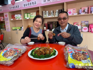 

餐飲業名教授楊鵑華在飛天豬「無骨滷豬腳」上市發表會中，說明食材採用產銷履歷台灣豬肉嚴製，衛生健康安全又口味佳，符合忙碌生活中的民眾方便食用。（記者陳榮昌攝）

