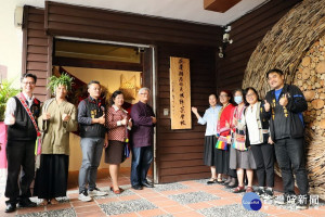 花蓮縣長徐榛蔚及貴賓們共同為花連原住民族野菜學校進行揭幕。