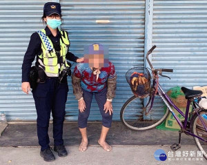 好收所員警巡勤發現老婦受困路旁，立即給予適當之協助，除安全載送返家，亦將代步之腳踏車騎回家，熱心為民服務之精神倍受肯定。